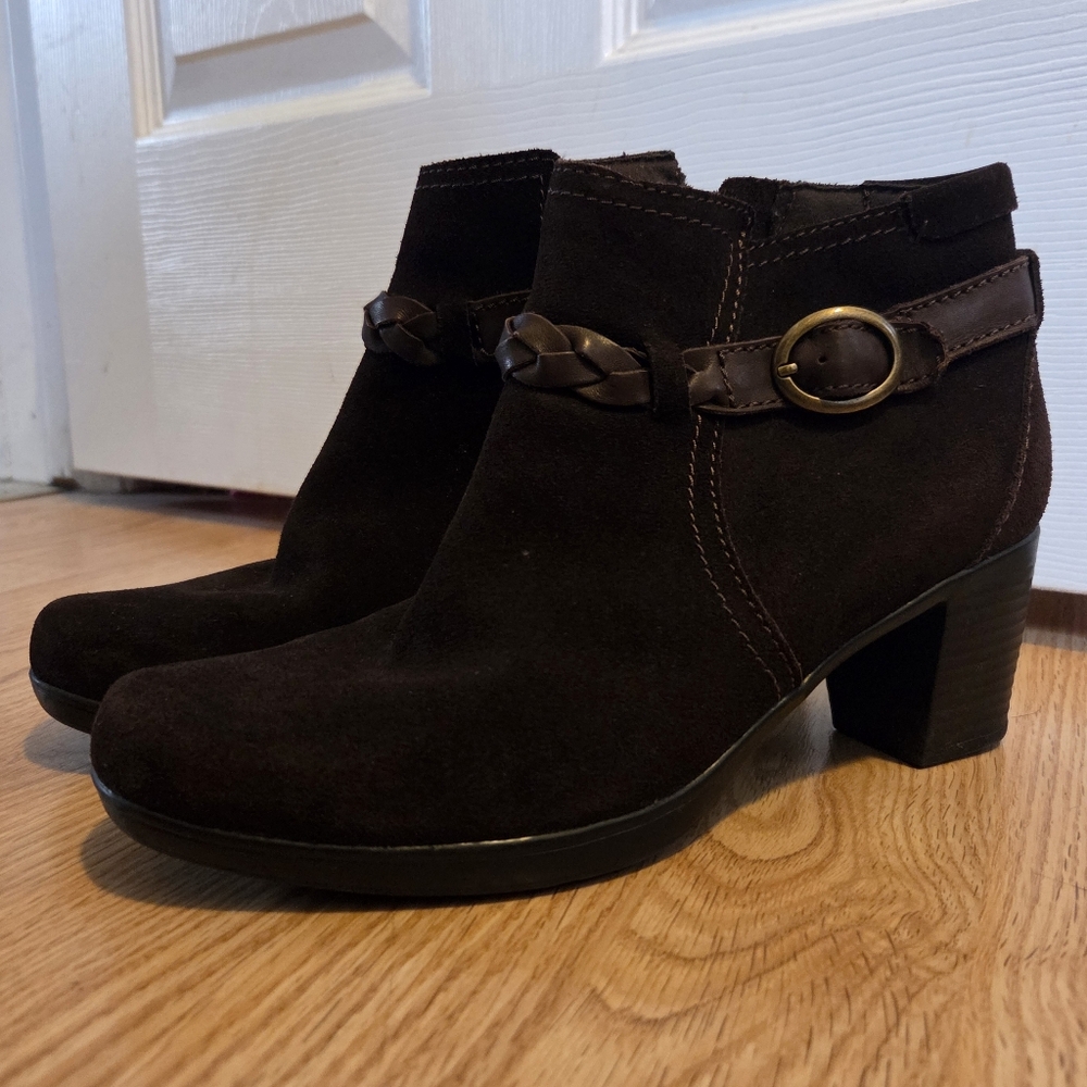 CLARKS BENDABLES 68728 - Brown Suede Ankle Boots - Size: 8W Like New
